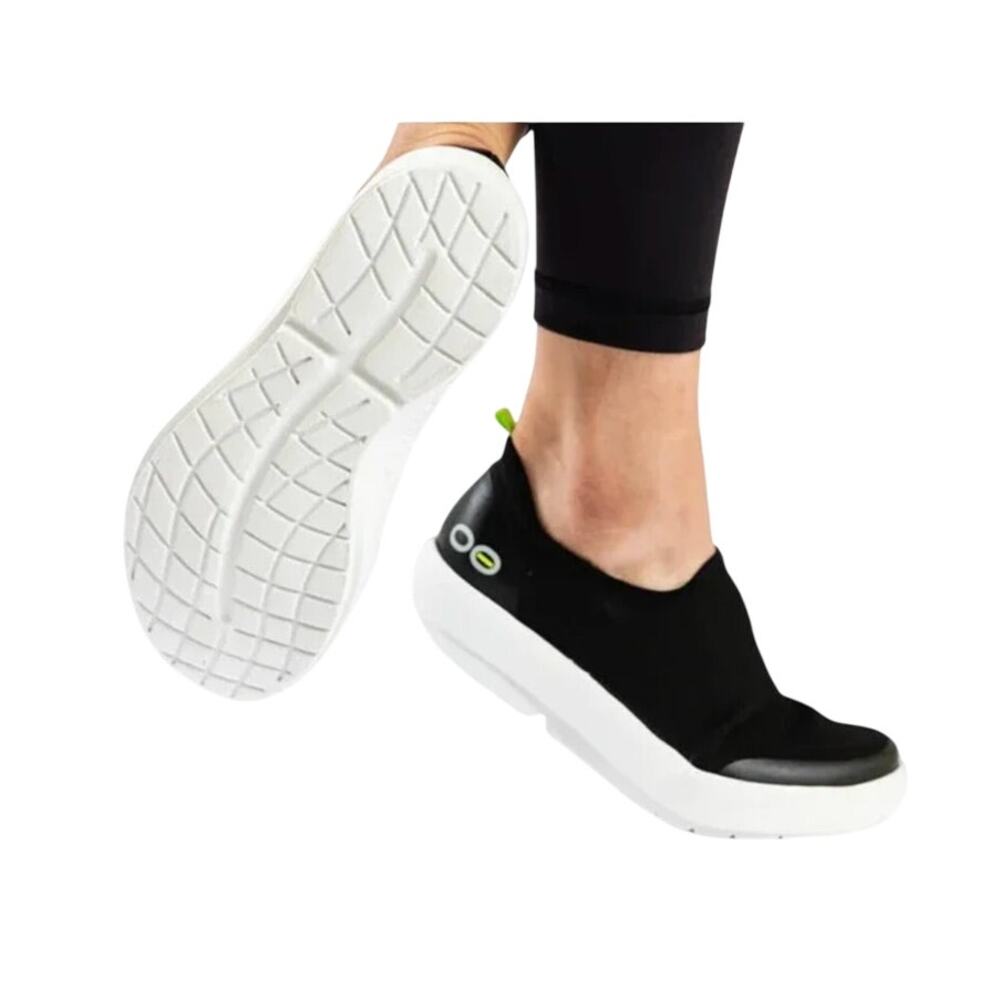 $140 OOFOS Women’s OOmg eeZee Low Recovery Slip On Shoes Black 7.5 NEW